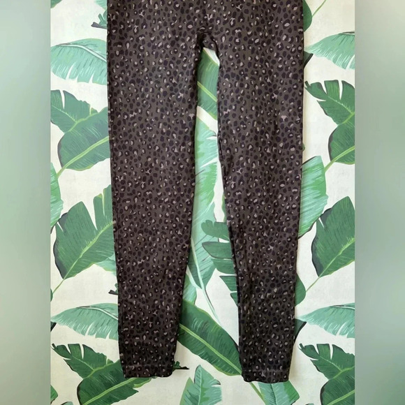 Spanx Look At Me Now Seamless Womens Leopard Olive Leggings Size Medium XL - Picture 5 of 9